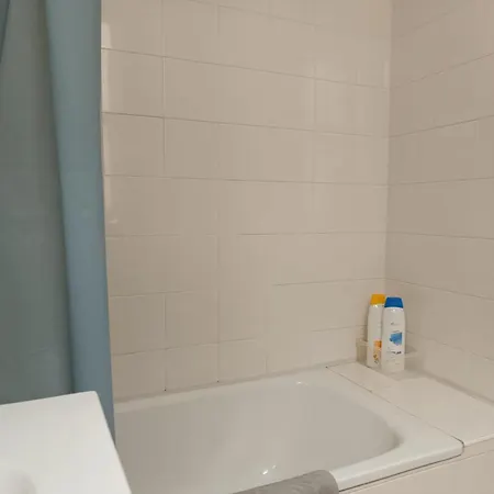 Apartamento Piso Antiguo, Muebles Viejos, Muy Sencillo, Alquilado En Invierno A Estudiantes, Sin Ascensor, Cocina Antigua A Gas, Edificio Muy Antiguo