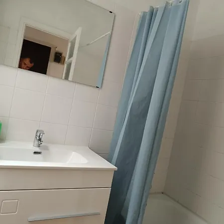 Apartamento Piso Antiguo, Muebles Viejos, Muy Sencillo, Alquilado En Invierno A Estudiantes, Sin Ascensor, Cocina Antigua A Gas, Edificio Muy Antiguo